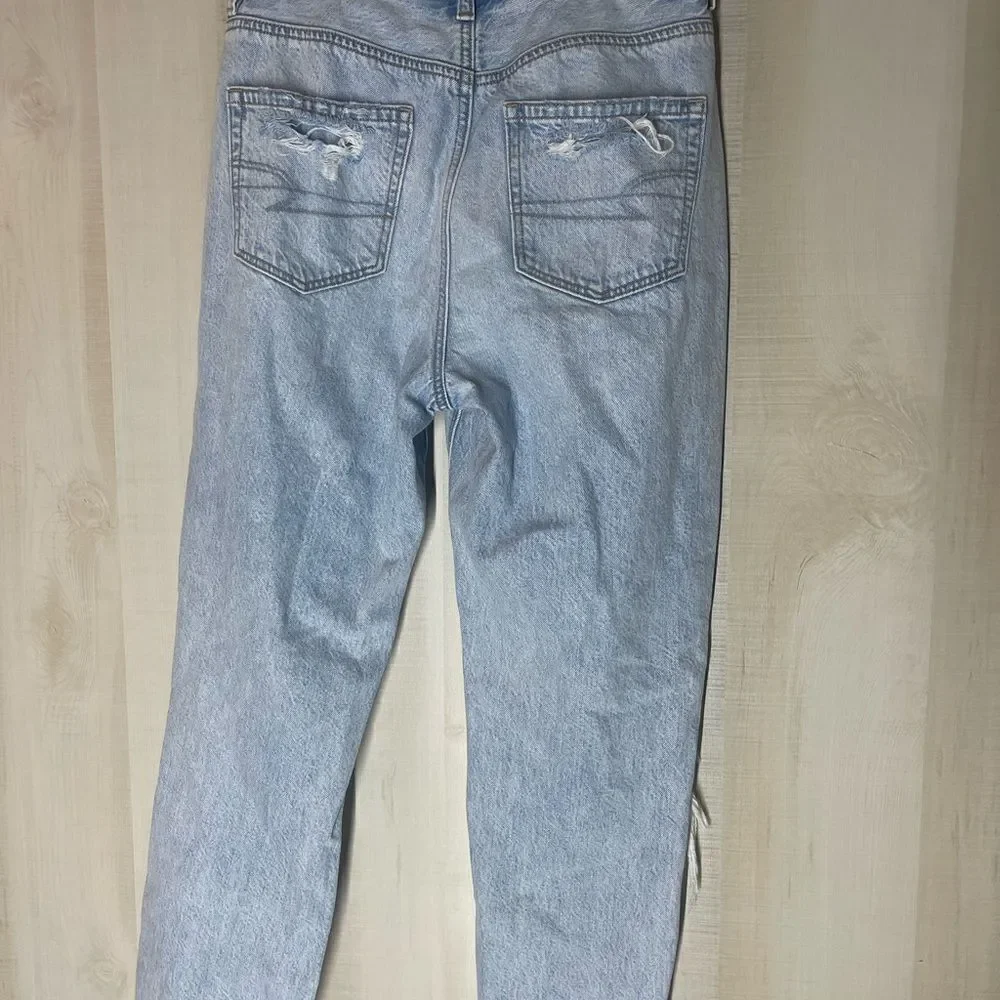 American Eagle mom jeans distressed light wash, size 4 regular‎